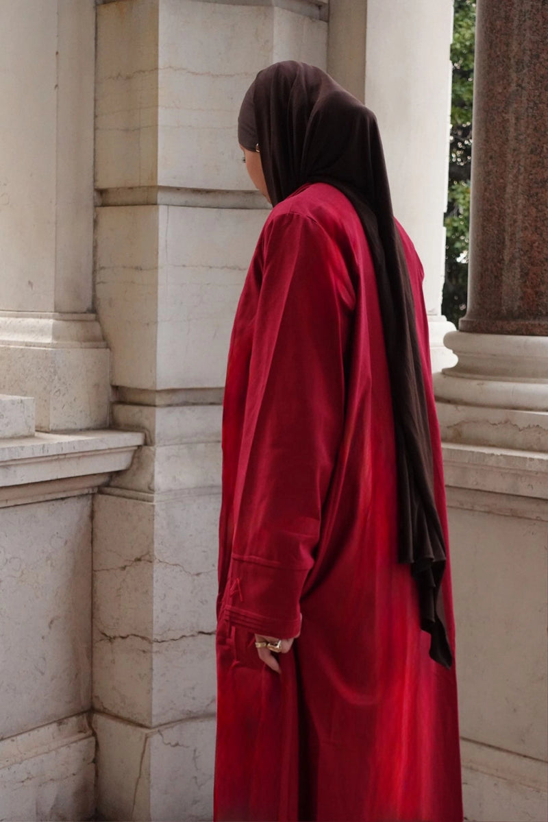 Cliente Modalia portant une abaya fluide